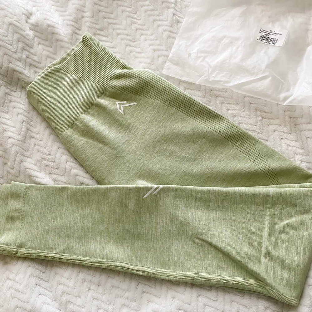 Oneractive leggings size small.